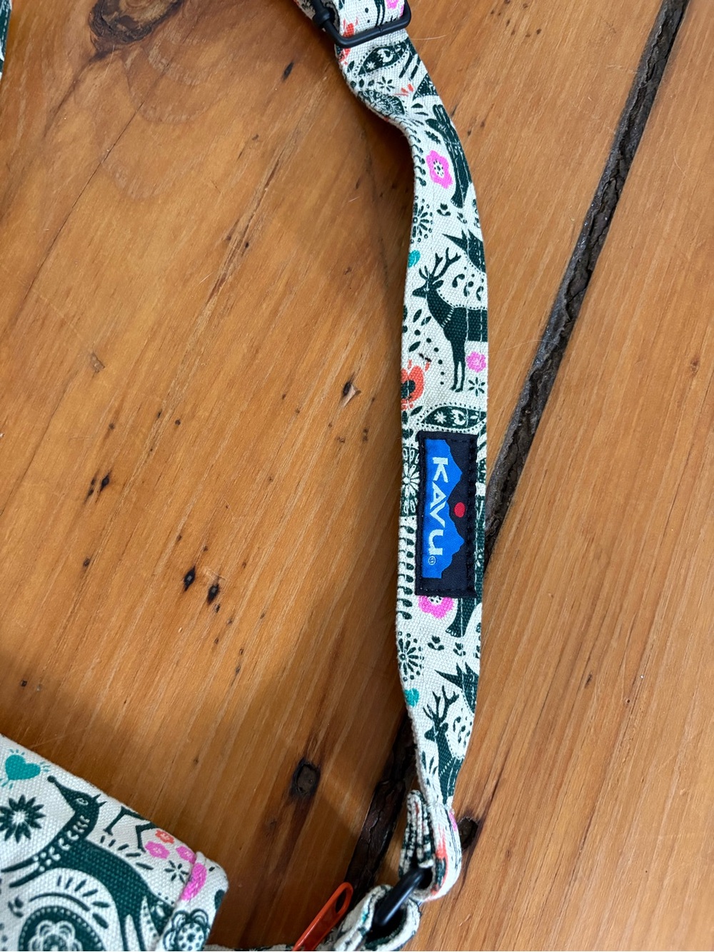 RARE KAVU Kicker Crossbody Bag in Cozy Critters Rabbit Bird Deer Flowers Outdoor - Picture 3 of 13